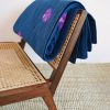 Yoga & Spa Nimo With Love | Decke Mit Funky-Blumenstickerei Auf Marineblau