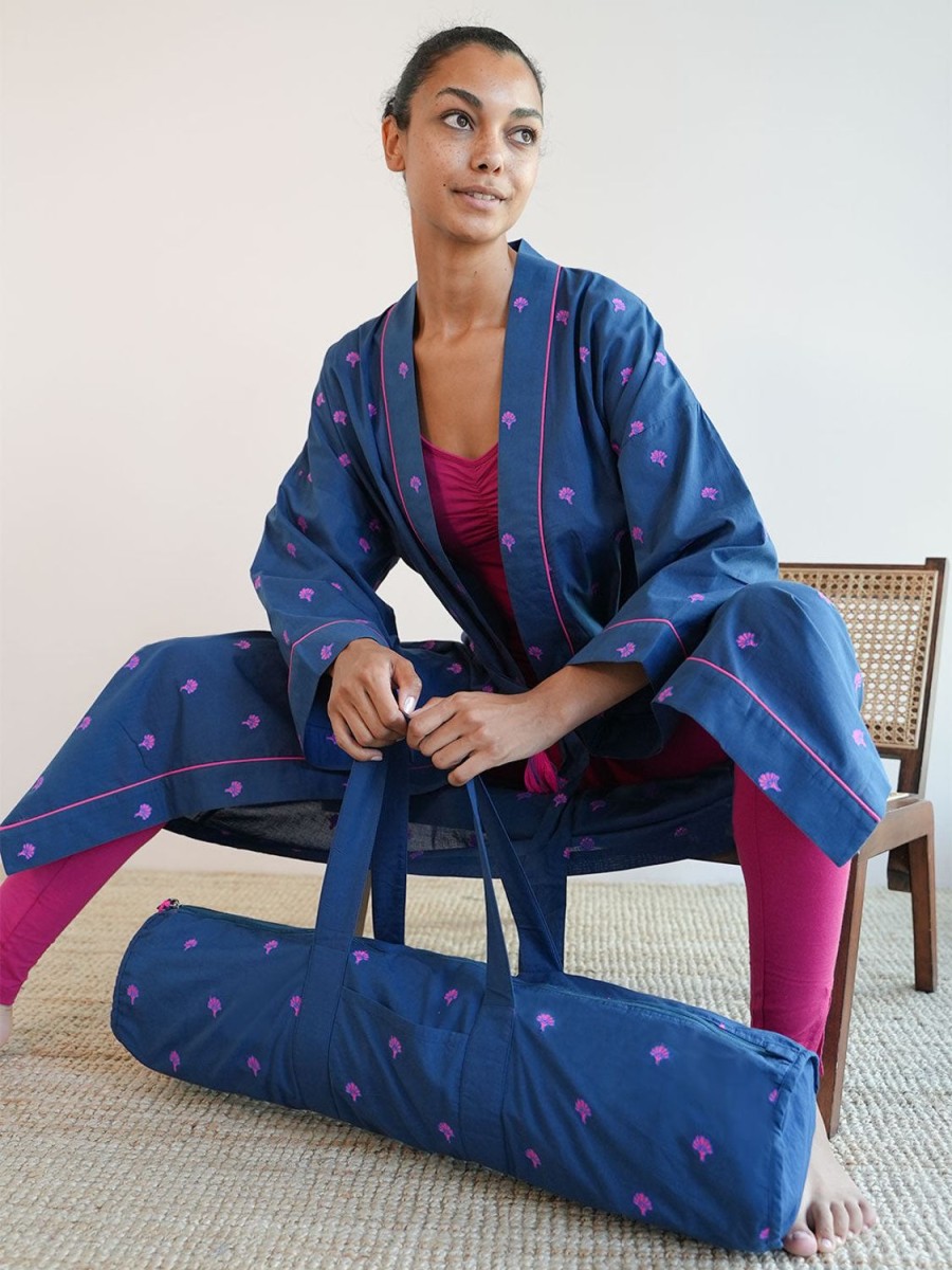 Yoga & Spa Nimo With Love | Kimono-Ginkgo-Stickerei Auf Marineblau