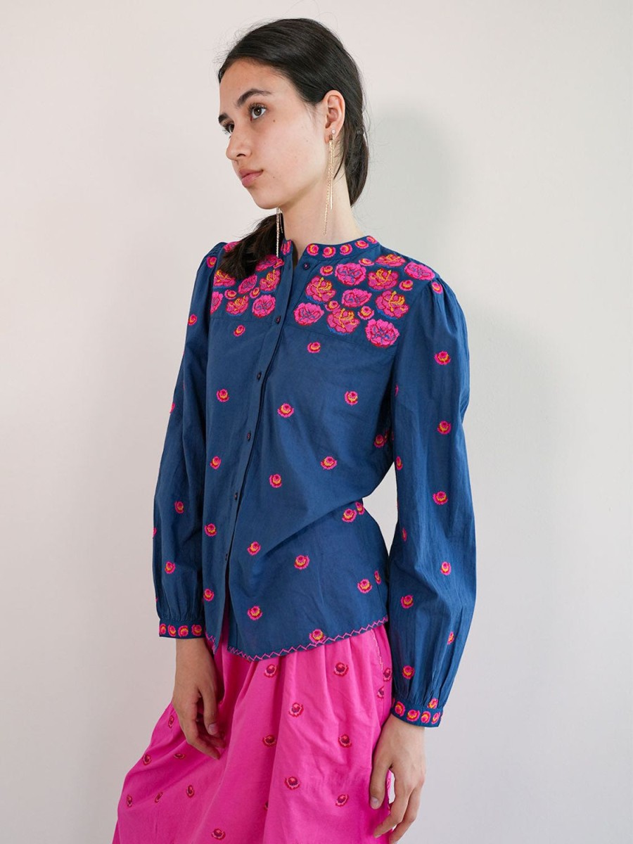 Kleidung Nimo With Love | Cicely Bluse Mit Rosenstickerei Auf Marineblau