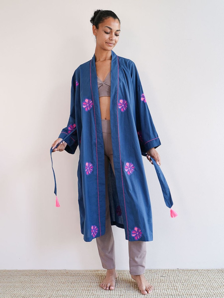 Yoga & Spa Nimo With Love | Kimono Funky Blumenstickerei Auf Marineblau