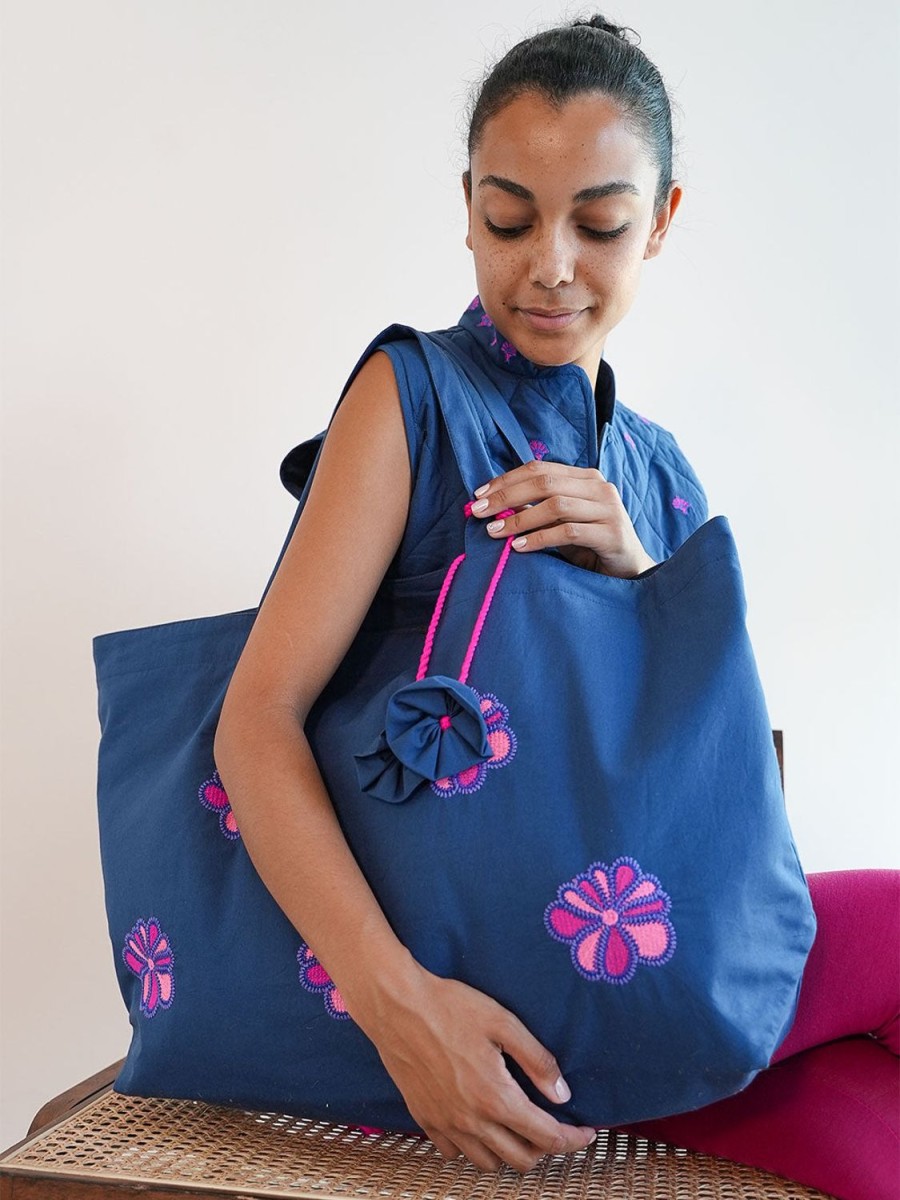 Yoga & Spa Nimo With Love | Asti Bag Funky Blumenstickerei Auf Marineblau