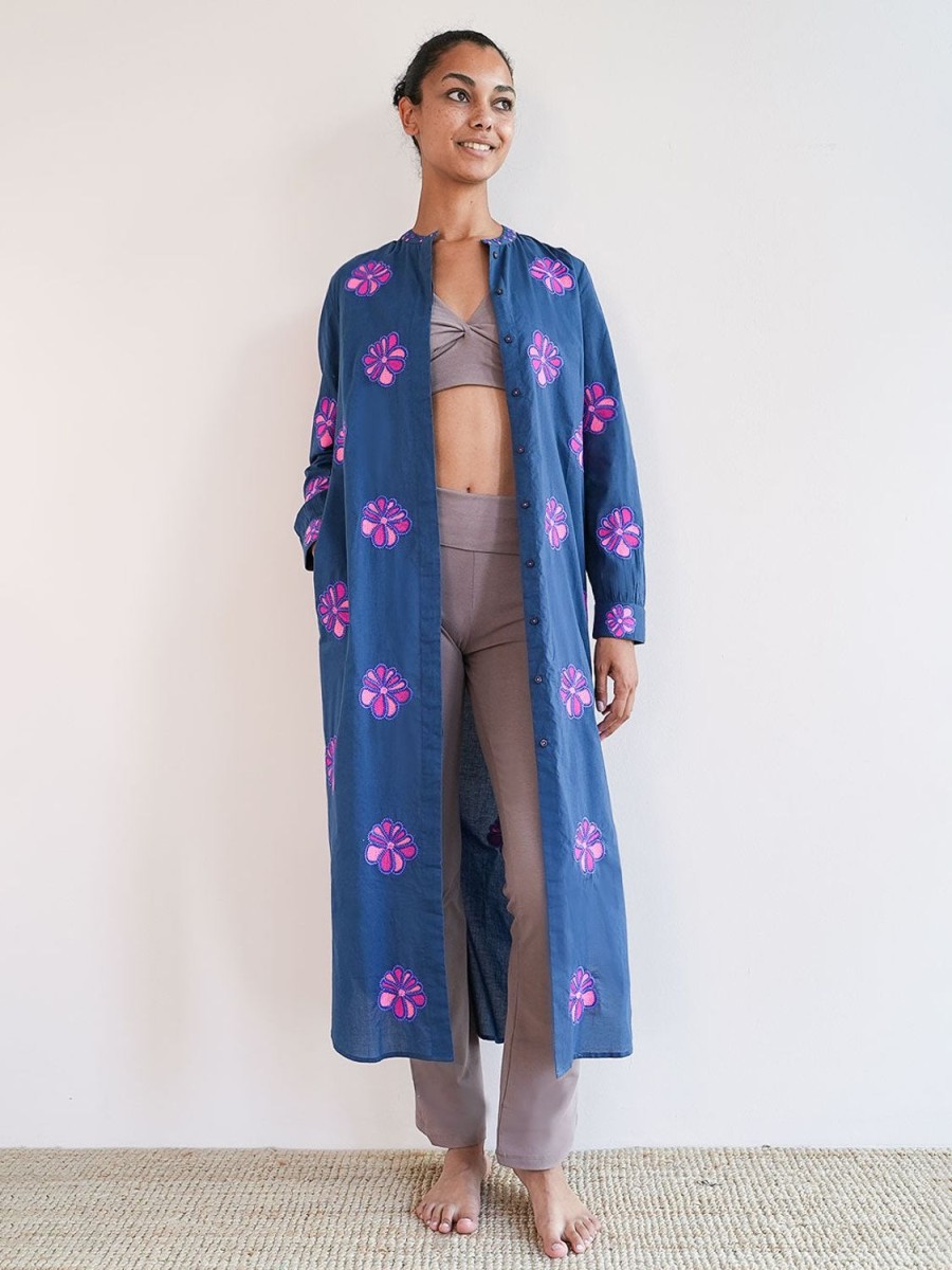 Yoga & Spa Nimo With Love | Turkisfarbener Kaftan Mit Funky-Blumenstickerei Auf Marineblau