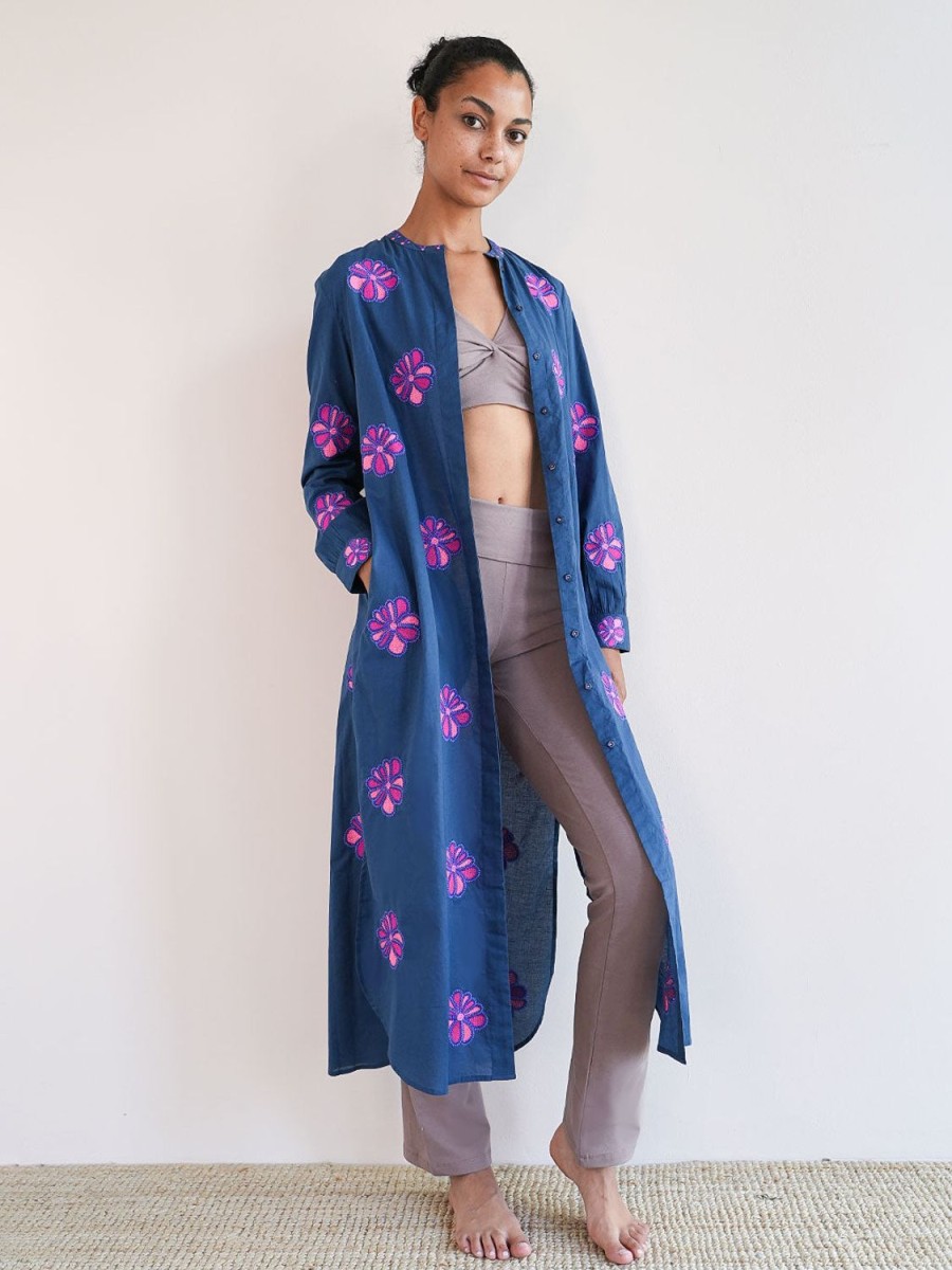 Yoga & Spa Nimo With Love | Turkisfarbener Kaftan Mit Funky-Blumenstickerei Auf Marineblau